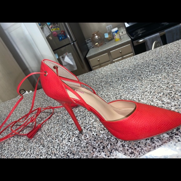 Just Fab Red pump with tassel straps - Picture 2 of 7
